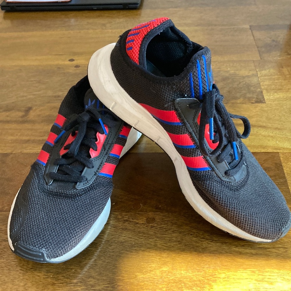 Adidas Originals Men's Swift Essential SneakerSize 9
